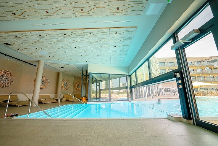 Indoor- und Outdoorpool im hochwertigen Ostsee-Hotel