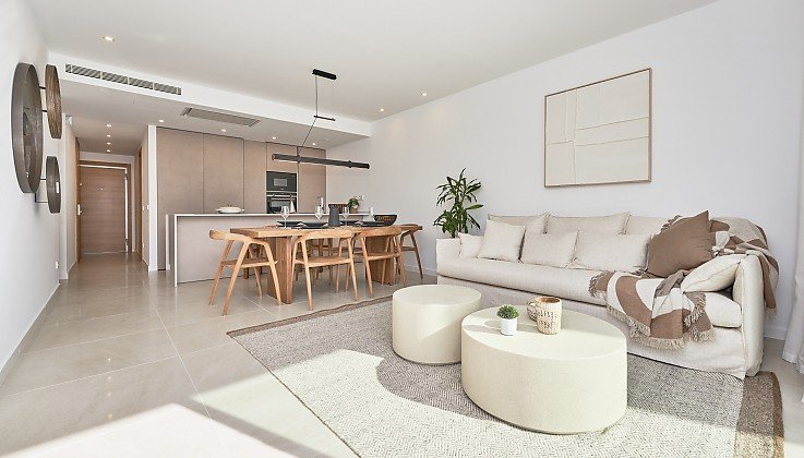 Wohnzimmer mit offener K�che im Neubau-Apartment in Sant Elm Mallorca � gro�z�gig und hell