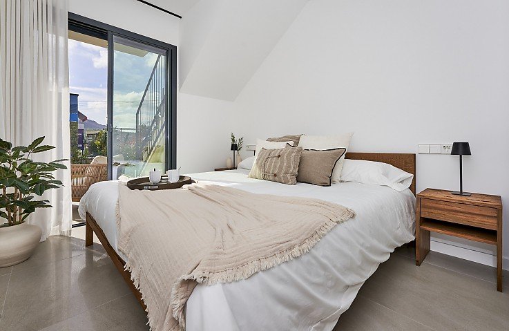 Schlafzimmer im Neubau-Apartment in Sant Elm Mallorca mit offenem Wohnkonzept