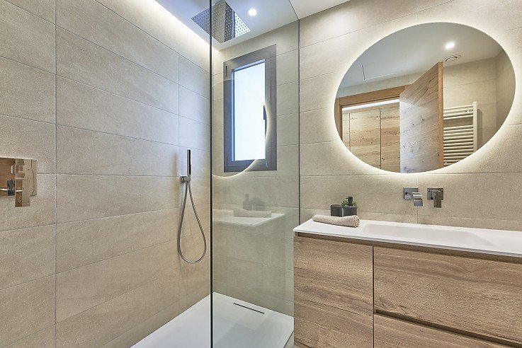 Badezimmer mit Tageslicht und Regendusche in Sant Elm Mallorca mit privater Terrasse und Garten