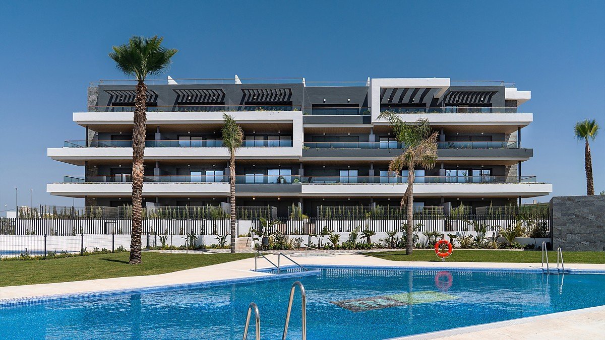 Fertiggestelltes Neubau-Apartment-Geb�ude bei Torrevieja an der Costa Blanca mit Gemeinschaftspool und Palmen � Katja von Wedel