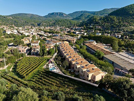 Luftaufnahme der Reihenvilla-Anlage in Esporles � eingebettet in die Sierra de Tramuntana, Mallorca � Katja von Wedel