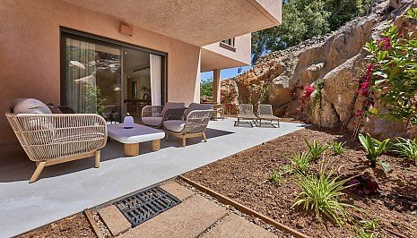 Private Terrasse mit Loungebereich und Garten einer Neubau-Reihenvilla in Esporles, Mallorca � von Wedel Ferien- und Investmentimmobilien