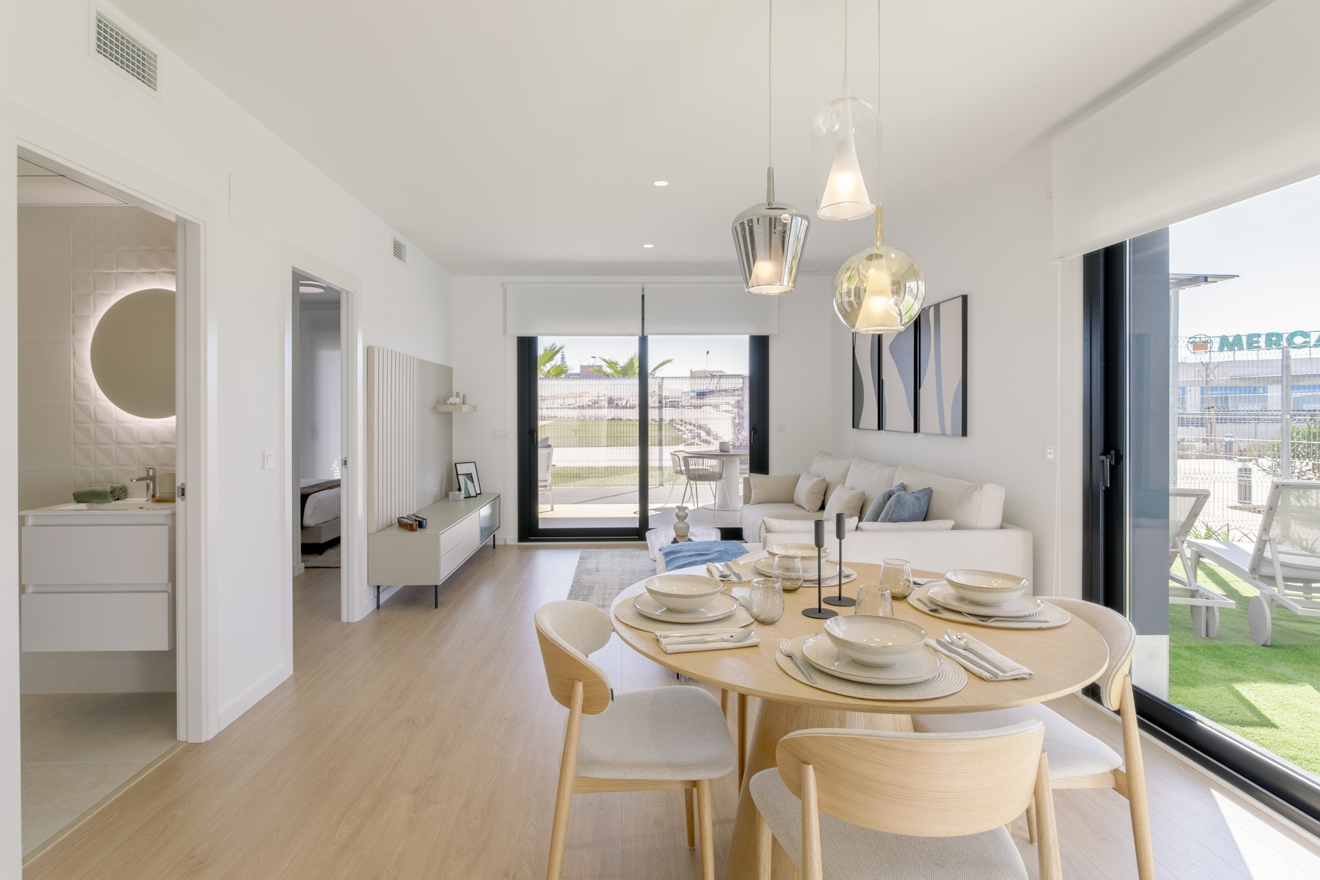 Lichtdurchfluteter Wohn- und Essbereich in einer Neubau-Apartmentanlage an der Costa Blanca mit Blick auf das Mittelmeer