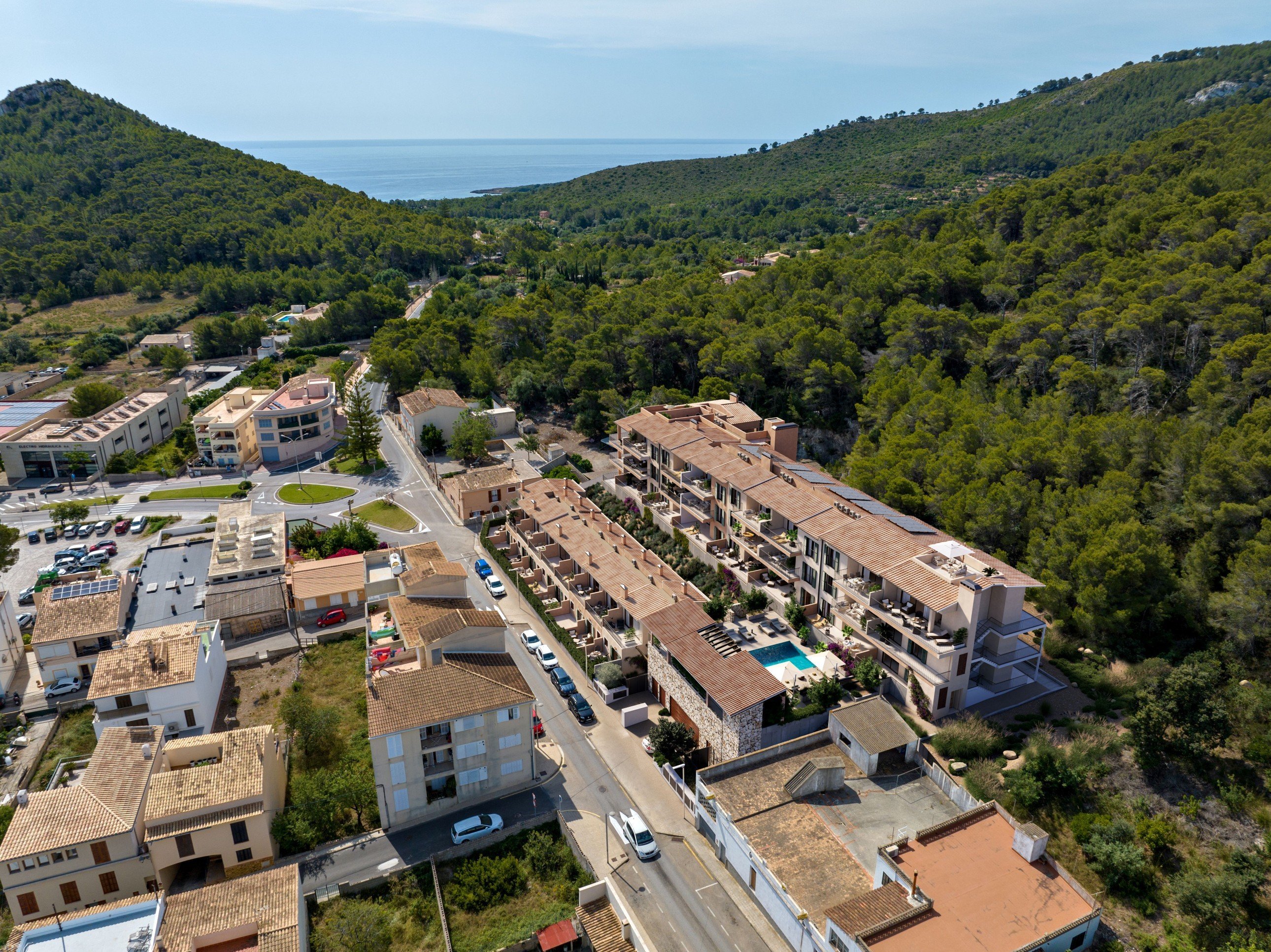 Luftaufnahme der Neubau-Anlage in Capdepera � eingebettet ins authentische Dorfbild der Nordostk�ste Mallorcas � Katja von Wedel