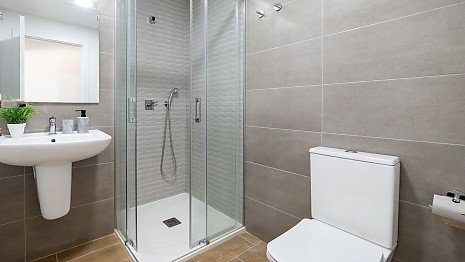 Modernes Badezimmer mit Dusche im Neubau-Haus Busot, Costa Blanca � Katja von Wedel