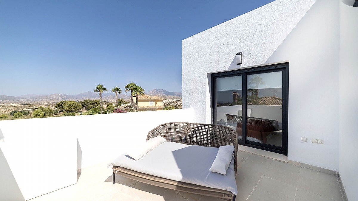 Gro�z�gige Terrasse eines Neubau-Apartments in La Mata bei Torrevieja mit Blick auf die Gartenanlagen und den Gemeinschaftspool � von Wedel Ferien- und Investmentimmobilien