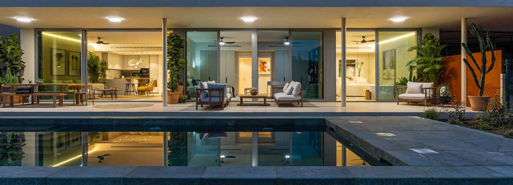 Moderne Luxusvilla mit Pool und beleuchteten Wohnr�umen an der Costa del Sol bei Abendd�mmerung