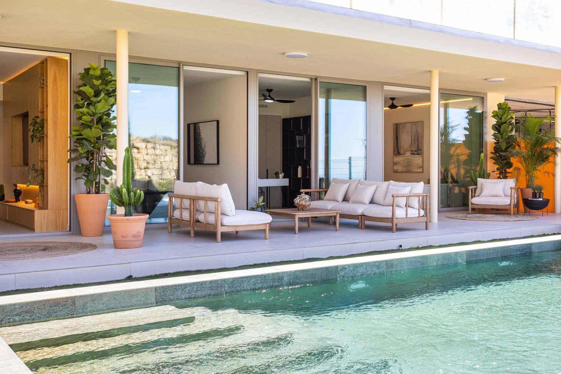 Private Terrasse mit Loungebereich und Pool einer Luxusvilla an der Costa del Sol � Katja von Wedel