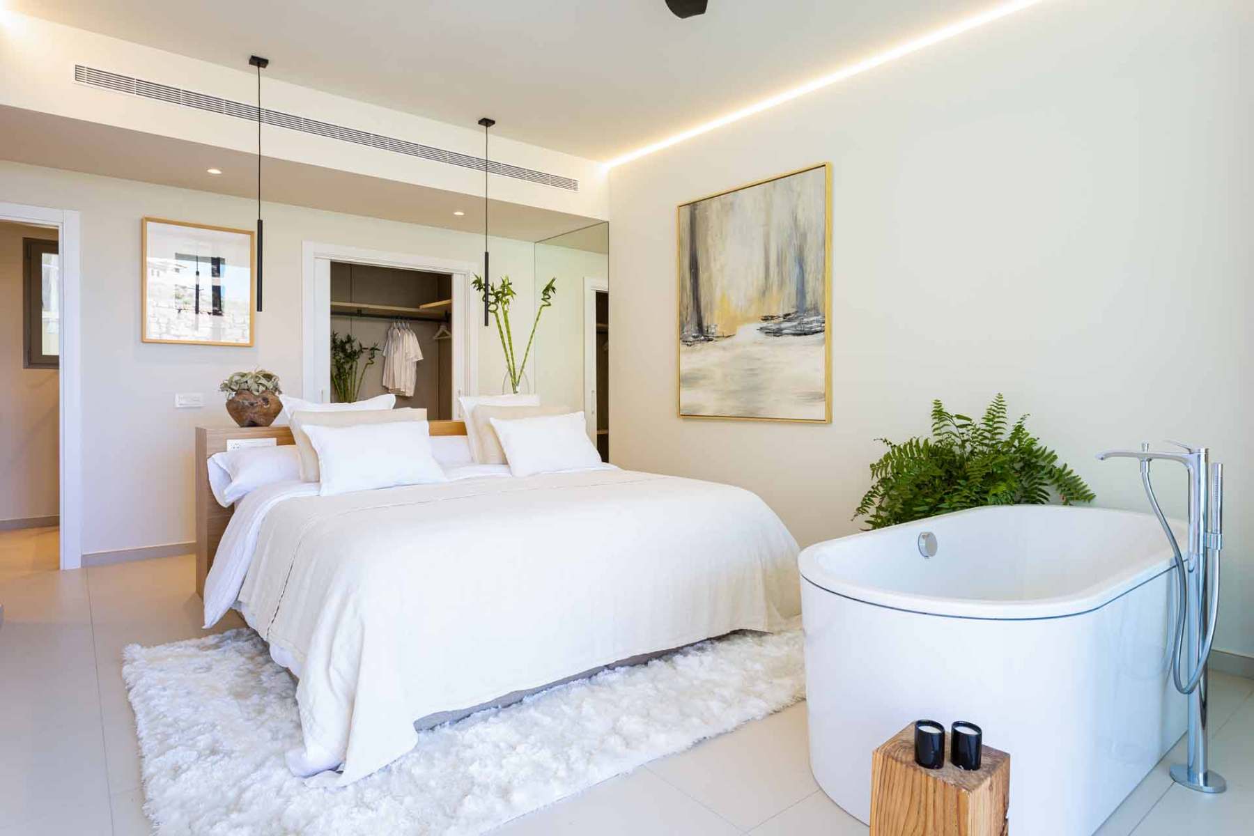 Freistehende Badewanne mit Terrassen- und Naturblick in einer Luxusvilla Costa del Sol