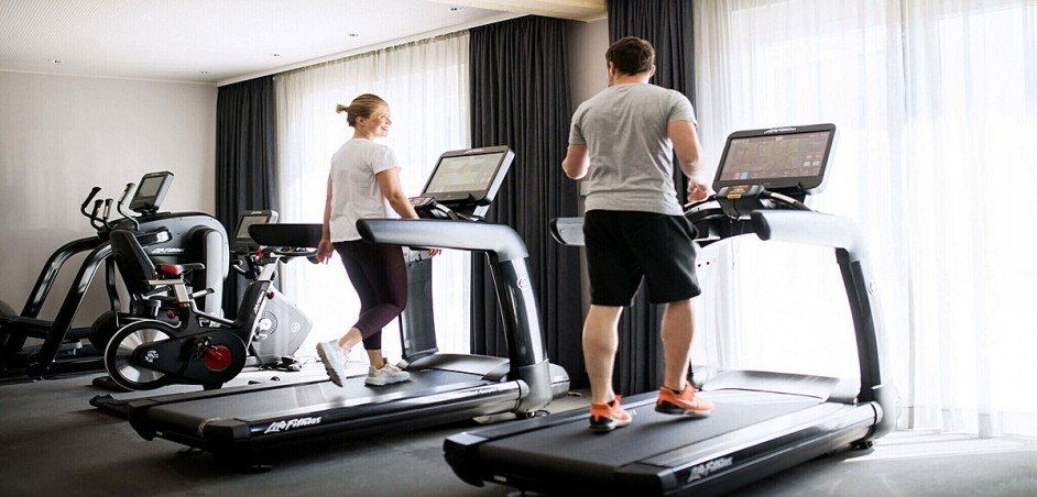 Maremueritz-Wellness-Fitness-Paerchen-2048x983 Renditeobjekt Waren