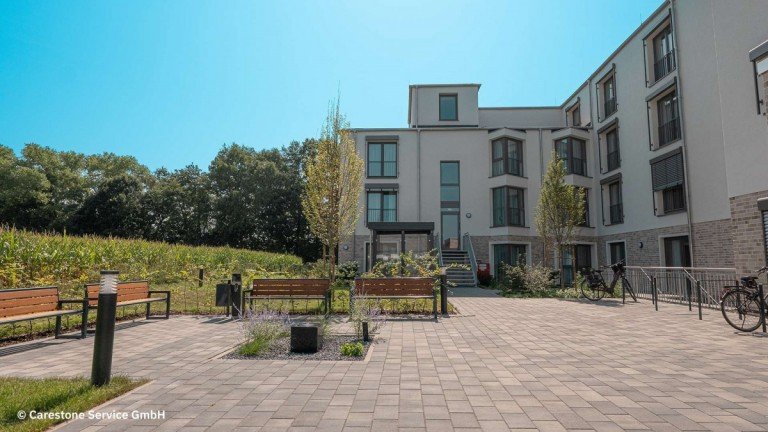 7-Verl-Eingang-Sitzbereich Verl - Deutschland ges. Renditeobjekt Investment Seniorenimmobilie: Double-Net-Vertrag, top Standort, 3,5% index. Miete, 25.000 EUR Zuschuss