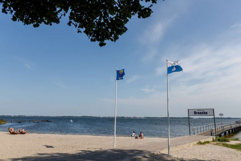 Boddenstrand mit Seebr�cke/Schiffsanleger Mehrfamilienhaus Dranske