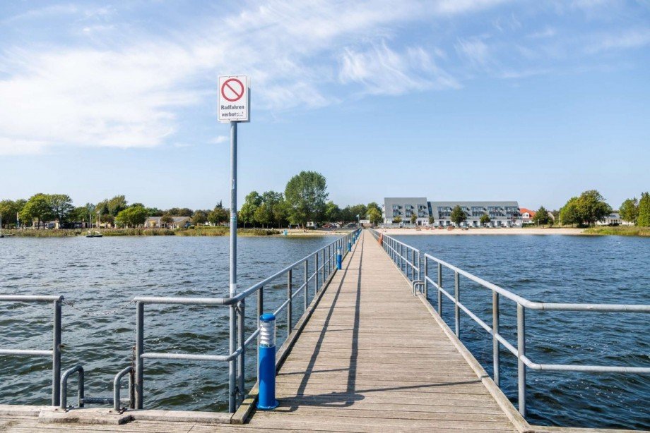 Blick Seebr�cke/Schiffsanleger Mehrfamilienhaus Dranske