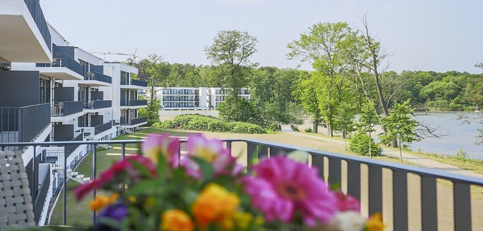 Maremueritz-Balkon-Blumen-2048x983 Renditeobjekt Waren